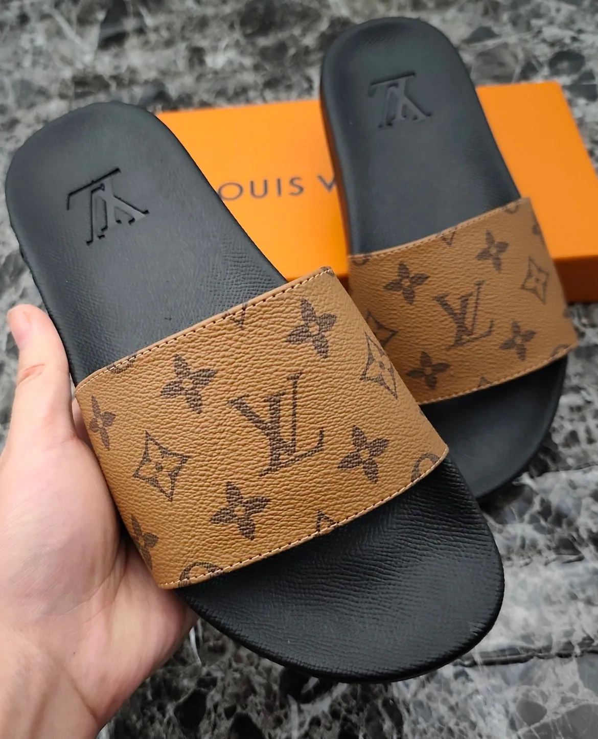 👟👟Ex-factory price 260👟👟 (available all year round), same style for men and women, size 35--48. Couple style🎗Louis Vuitton "LV" slippers, a much-anticipated one, so beautiful that it will melt your hearts❤! It is simply a masterpiece of extraordinary craftsmanship. It is a must-have for everyone. It is made by open mold. It feels Q-bounce and super soft on the feet. It is super delicate on the feet. It is an exclusive model. There are many layouts, so there is always one you like🎉🎉